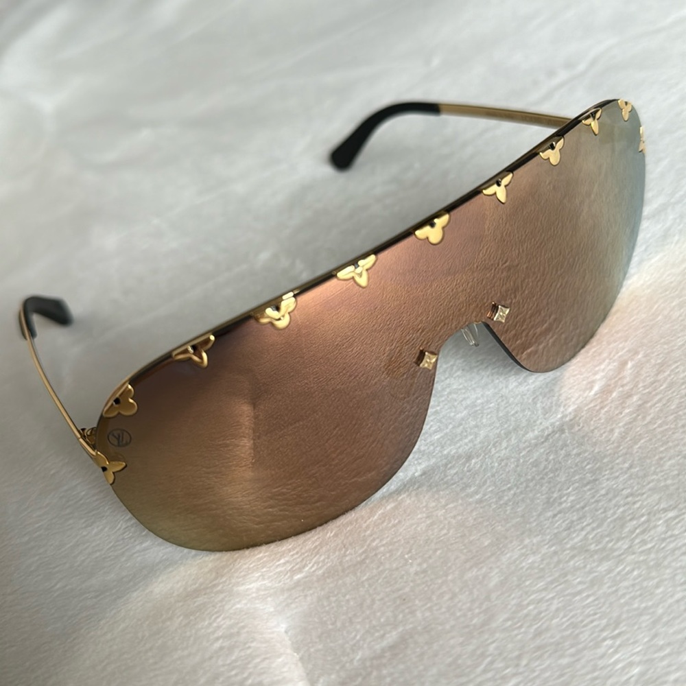 Authentic Louis Vuitton Gold Tone/ Metallic Mirrored
Shield Sunglasses